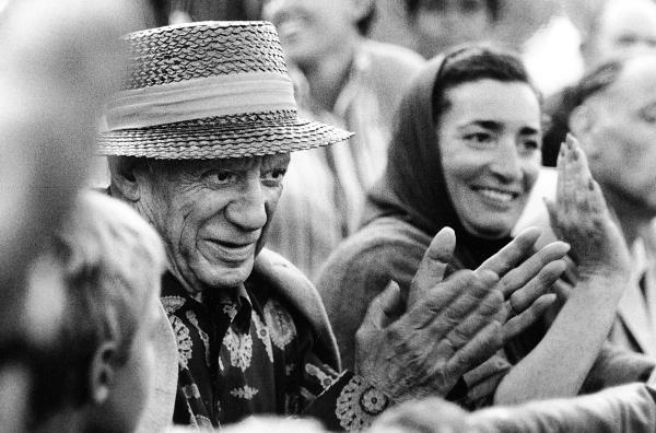 Bild 1 von 7: Picasso und seine Ehefrau Jacqueline bei der Corrida in Fréjus 1966