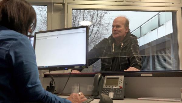 Bild 1 von 5: Robert bibt eine Kontaktanzeige in der Lokalzeitung auf. Er will sich wieder verlieben..