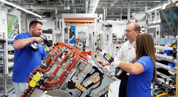 Bild 1 von 3: In Feuerbach (Stuttgart) steht die Brennstoffzelle vor der Serienproduktion. LKW und Busse können damit in Zukunft mit Wasserstoff fahren. Allerdings fehlen derzeit noch die Aufträge aus der Industrie.
