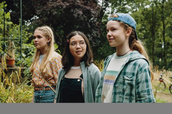 Bild 1 von 10: Die drei !!! auf der Schwelle zu ihrem Hauptquartier. Von links: Marie, Kim und Franzi