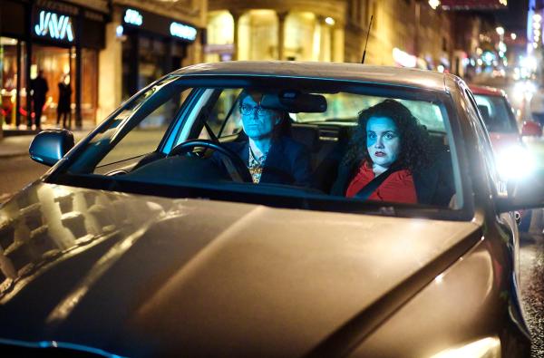 Bild 1 von 4: Greg (Stephen Merchant) muss Zeit schinden und fährt im Kriechtempo. Diane (Jessica Gunning) hat es eilig.