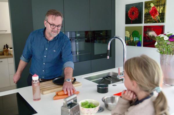 Bild 1 von 4: Thomas Kodura zieht seine zwei Kinder allein groß. Oft hat er die Zweifel aus seinem Umfeld gespürt, ob er das als Mann überhaupt könne. Heute ist vieles Routine, doch der tägliche Balanceakt zwischen Familie und Beruf bleibt eine Herausforderung.
