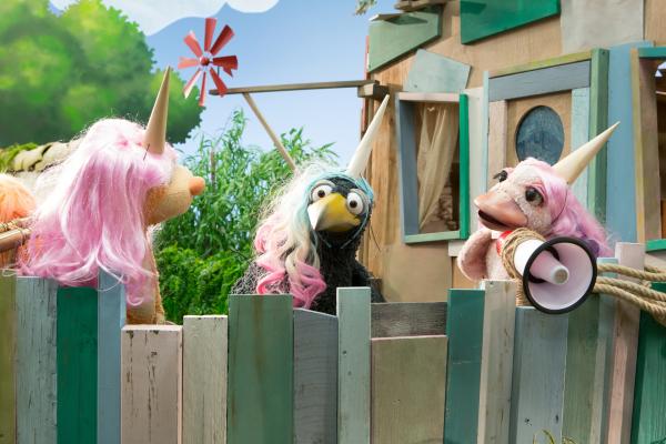 Bild 1 von 4: Wer ist das beste Super-Einhorn? Ella (Anna Menzel), Rudi (Lennart Morgenstern) und Lina (Franziska Rattay) wetteifern, wer am lautesten wiehern kann.