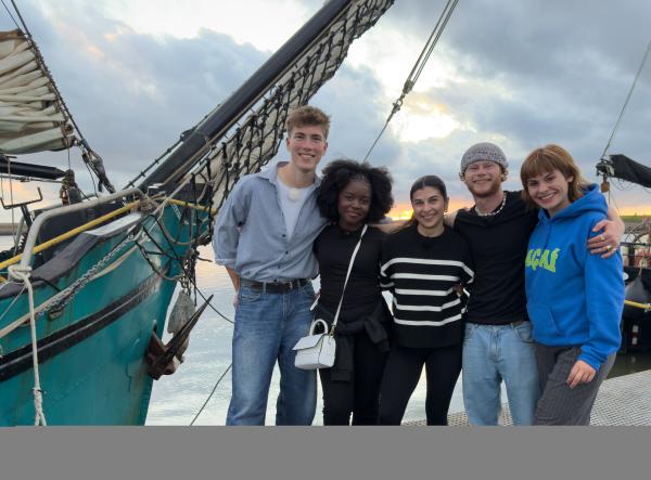 Bild 1 von 7: Alle an Bord! Die WG-Allstars Rouven, Jafait, Ella, Justus und Angelina freuen sich auf den Wochenend-Segeltrip.