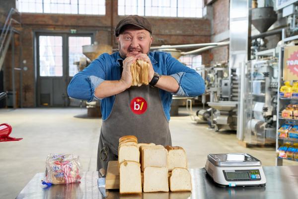 Bild 1 von 10: Toastbrot ist das beliebteste Brot der Deutschen. Doch anstatt guter Zutaten und viel Handarbeit stecken billige Zusatzstoffe, Backtriebmittel und ein perfekt ausgeklügelter maschineller Backprozess dahinter.
