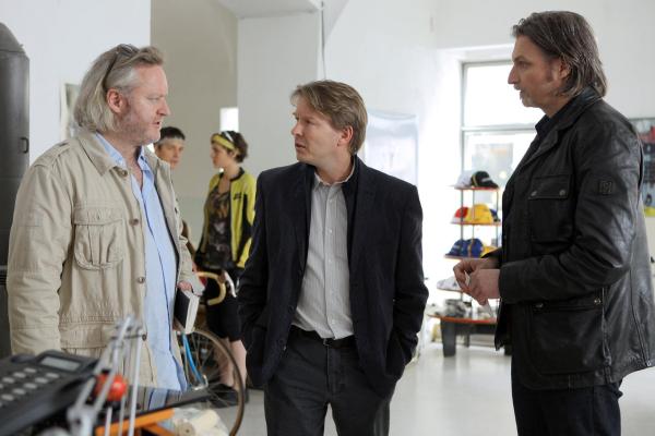 Bild 1 von 13: Im Bild (v.li.): Gregor Seberg (Helmuth Nowak), Serge Falck (Lorenz Wallner), Stefan Jürgens (Carl Ribarski).