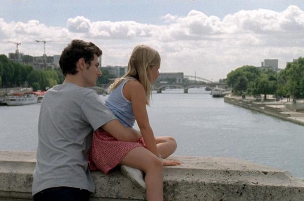 Bild 1 von 5: David (Vincent Lacoste, li.) kann sich mit seinen 25 Jahren und seinem instabilen Lebenswandel nur schwer vorstellen, die Verantwortung für seine Nichte Amanda (Isaure Multrier, re.) zu übernehmen.