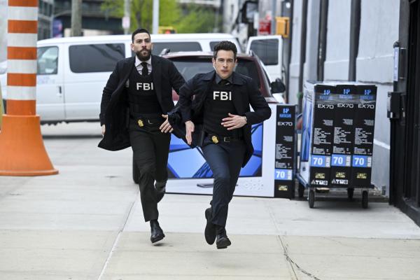Bild 1 von 8: Special Agent Omar Adom 'OA' Zidan (Zeeko Zaki, l.); Special Agent Stuart Scola (John Boyd, r.)