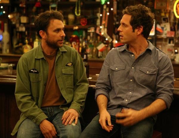 Bild 1 von 8: Charlie Kelly (Charlie Day, l.); Dennis Reynolds (Glenn Howerton, r.)