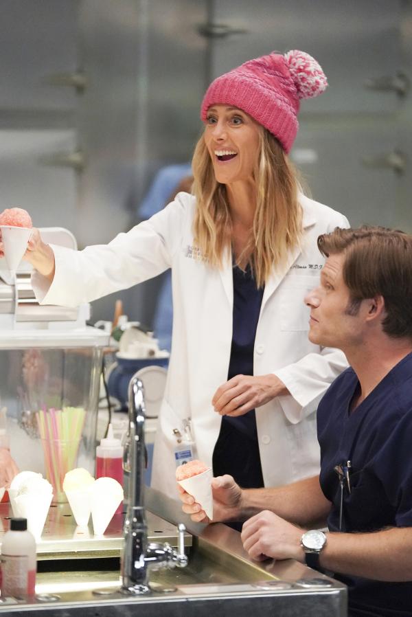 Bild 1 von 44: Teddy Altman (Kim Raver, l.); Atticus Lincoln (Chris Carmack, r.)