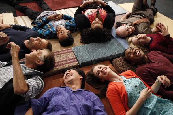 Bild 1 von 21: Das letzte Schuljahr steht in den Startlöchern. Alter-Pierce (Fred Willard), Señor Chang (Ken Jeong), Annie Edison (Alison Brie), Troy Barnes (Donald Glover), Britta Perry (Gillian Jacobs), Dean Pelton (Jim Rash), Shirley Bennett (Yvette Nicole Brown), Abed Nadir (Danny Pudi) und Jeff Winger (Joel McHale) (v.l.n.r.) sind hochmotiviert ...