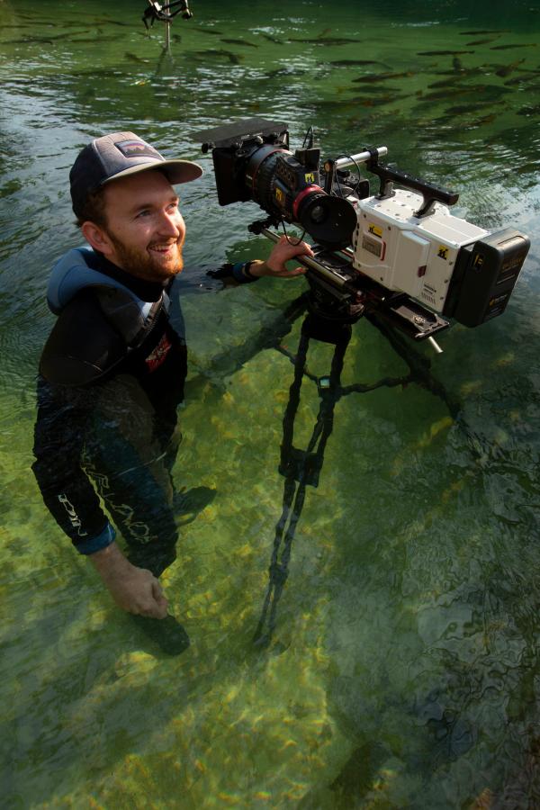 Bild 1 von 15: Ungewöhnlicher Arbeitsplatz. Ein Kameramann bei Wasseraufnahmen in Brasilien.