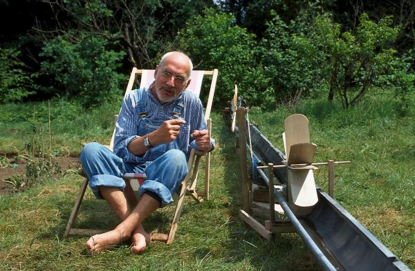 Bild 1 von 2: Ein heißer Sommer in Bärstadt. Beim Umleiten des Bärbachs in seinen Garten, entdeckt Peter (Peter Lustig) die Wasserkraft und wie man diese nutzen kann.