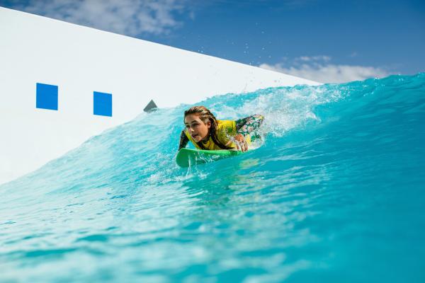Bild 1 von 3: Als Summer nach Shorehaven zurückkommt, erfährt sie, dass Ari eine neue Freundin hat. Es ist Wren (Annabel Wolfe), die beste Surferin im Team.