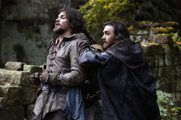 Bild 1 von 9: Aramis (Santiago Cabrera, l.); Lucien Grimaud (Matthew McNulty, r.)