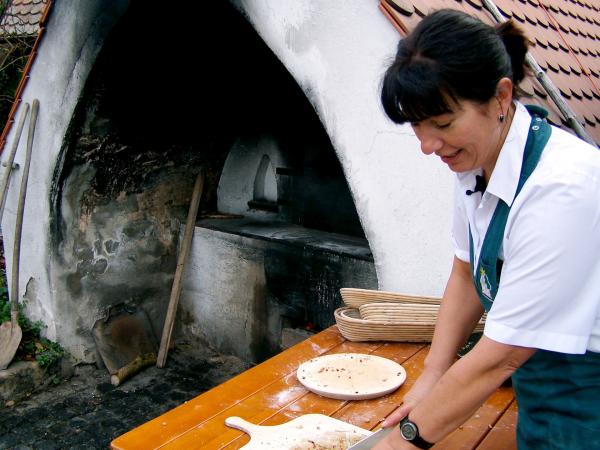 Bild 1 von 5: Helga Bock am Außengrill.