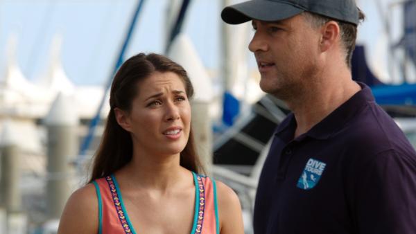 Bild 1 von 5: Evie (Gemma Forsyth) bittet ihren Vater Doug (Steve Harman), nicht mehr zur Insel Mako hinauszufahren.