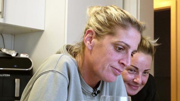 Bild 1 von 4: Mel und Partnerin Nana telefonieren mit Taddel, die gerade in Miami urlaubt.