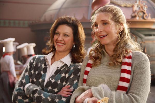 Bild 1 von 19: Freuen sich auf das Weihnachtsfest - allerdings ahnen sie nicht, dass Jack Frost ihnen dieses vermiesen möchte: Laura (Wendy Crewson, l.) und Mrs. Claus (Elizabeth Mitchell, r.) ...