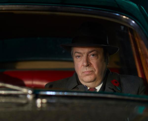 Bild 1 von 7: DI Fred Thursday (Roger Allam) macht die Begegnung mit seiner für tot geglaubten Bekannten Luisa Armstrong sichtlich nachdenklich.