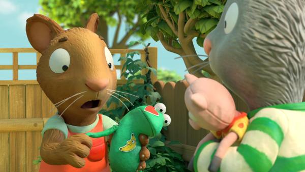 Bild 1 von 2: Posy reißt versehentlich Froschis Arm ab. Pip will ihn verarzten, aber alle Sticker-Pflaster sind verklebt.