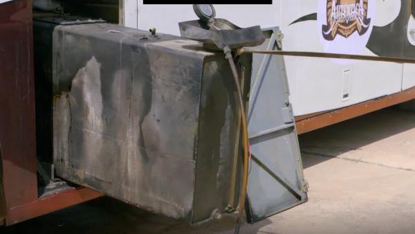 Bild 1 von 3: Der verdächtige Tank eines leeren Tourbusses rückt bei der Grenzkontrolle in den Fokus der Beamten - Unregelmäßigkeiten deuten auf möglichen Schmuggel hin.