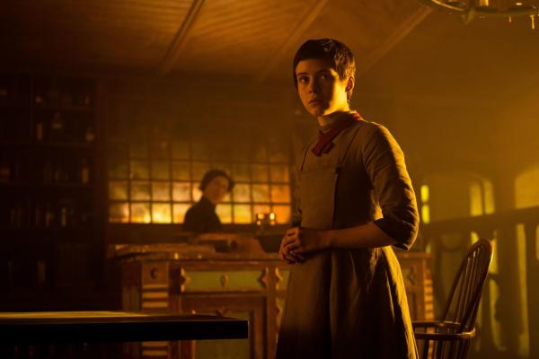 Bild 1 von 5: Hexe (Alice Krige, l.); Gretel (Sophia Lillis, r.)