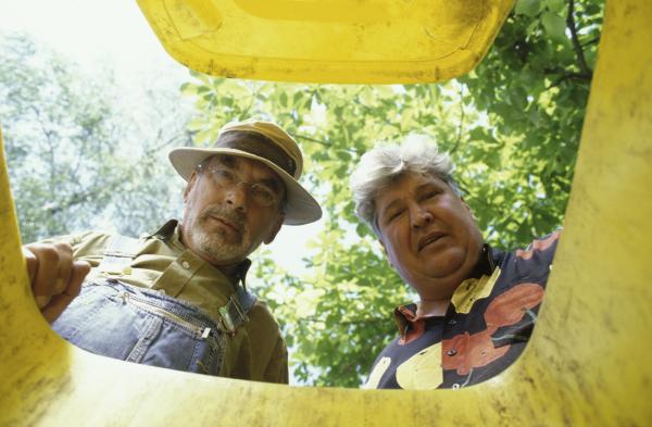 Bild 1 von 2: Da schauen Peter Lustig (Peter Lustig, l.) und sein Nachbar (Helmut Krauss, r.) ganz schön in die Tonne. Der Müll ist weg! Und damit auch Paschulkes wertvollster Gartenzwerg.