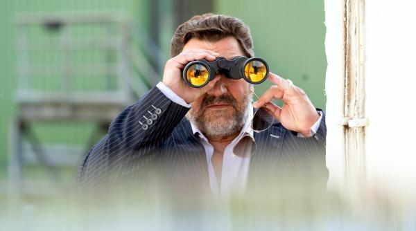 Bild 1 von 7: Im Bild: Cheffe (Heiko Pinkowski) beobachtet Ben und dessen Vater durch das Fernglas.