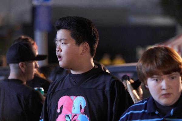 Bild 1 von 16: Eddie Huang (Hudson Yang, l.); Trent (Trevor Larcom, r.)