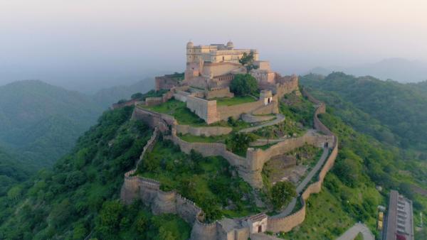 Bild 1 von 4: Einer Legende nach musste ein Pilger für den Bau der im indischen Staat Rajasthan liegenden Kumbhalgarh-Festung sein Leben opfern.