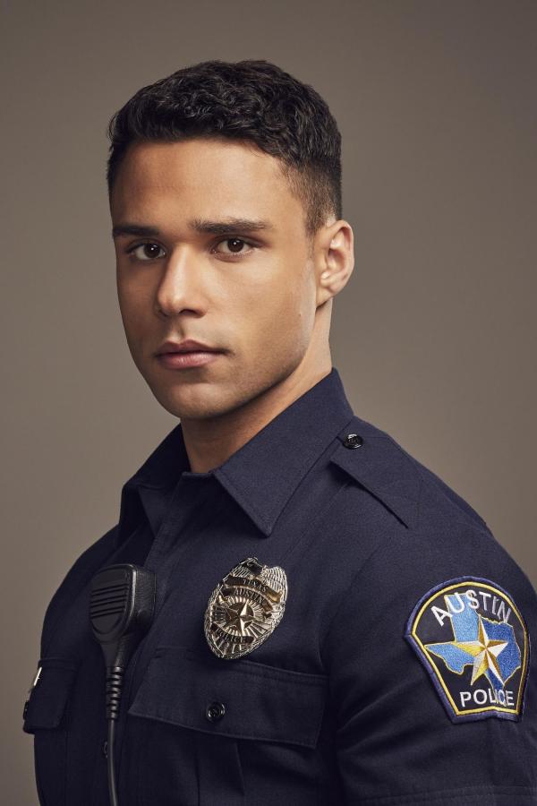 Bild 1 von 23: (2. Staffel) - Carlos Reyes (Rafael Silva)