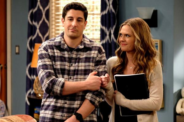 Bild 1 von 17: Mike (Jason Biggs, l.); Kay (Maggie Lawson, r.)