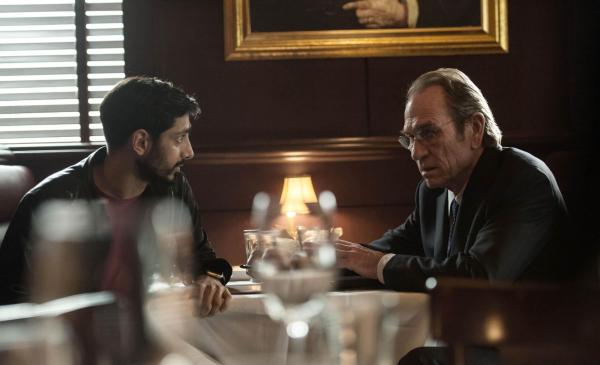 Bild 1 von 8: Aaron Kalloor (Riz Ahmed, l.); CIA-Director Robert Dewey (Tommy Lee Jones, r.)