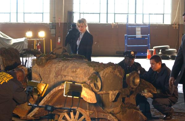 Bild 1 von 8: Diesmal stoßen Rush (Kathryn Morris, M.) und ihr Team auf den ältesten ungelösten Fall ihrer Dienstzeit: Als in Delaware ein Autowrack gefunden wird, das man auf das Jahr 1932 datieren kann, findet sich in ihm ein Skelett.