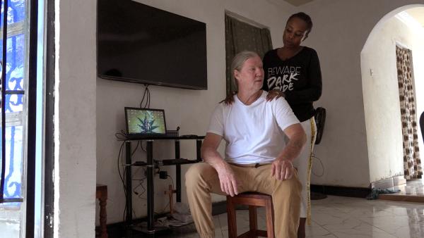 Bild 1 von 4: Auswanderer Rudi wird in Tansania seine Verlobte Nangini heiraten