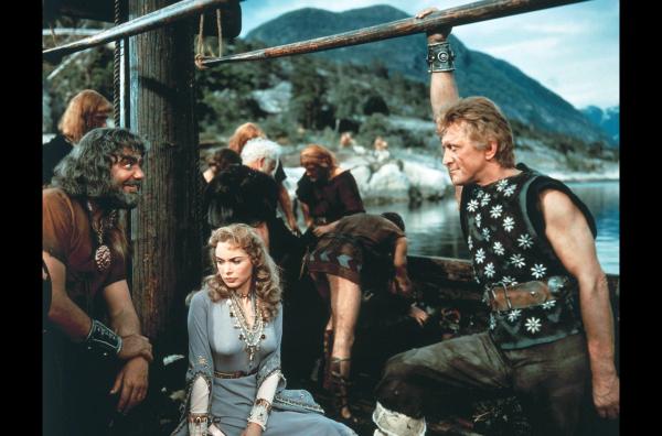 Bild 1 von 10: Prinzessin Morgana (Janet Leigh, Mi.) ist den Wikingern Ragnar (Ernest Borgnine, li.) und Einar (Kirk Douglas, re.) in die Hände gefallen.