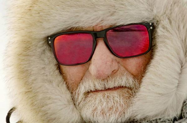 Bild 1 von 6: Niilo Aikio ist ein bekannter Sami-Schriftsteller Lapplands. Seit er Rentner ist, nimmt er das Angebot der Dorfhilfe an.