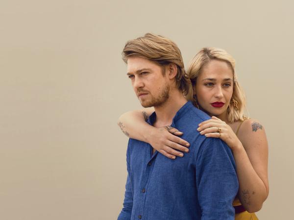 Bild 1 von 7: Nick (Joe Alwyn) und seine Frau Melissa (Jemima Kirke) wahren den Anschein einer erfüllten Ehe. Doch der Schein kann trügen.