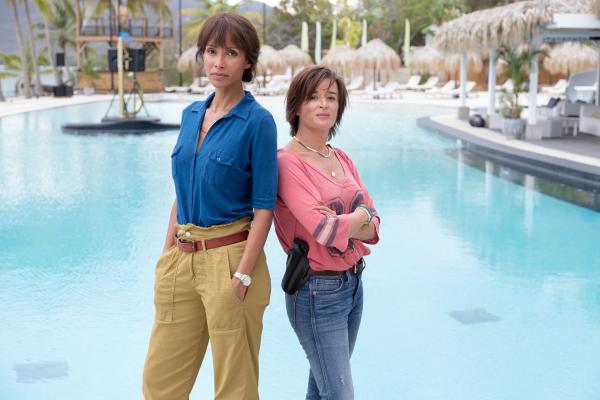 Bild 1 von 2: Nach dem Anschlag auf ihren eigenen Sohn, kennt Mélissa Sainte-Rose (Sonia Rolland, l.) keine Gnade. Sie und ihre Kollegin Gaëlle Crivelli (Béatrice de la Boulaye, r.) ermitteln auf eigene Faust, um die Schuldigen so schnell wie möglich zur Rechenschaft zu ziehen.