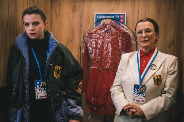 Bild 1 von 15: Kurz vor ihrem olympischen Auftritt in Lillehammer bleiben Kati Witt (Lavinia Nowak, l.) und Frau Müller (Dagmar Manzel, r.) im Aufzug stecken und ihre Teilnahme droht zu platzen.