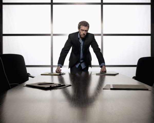 Bild 1 von 22: (4. Staffel) - Mit Vorliebe widmet sich Dr. Gregory House (Hugh Laurie) skurrilen medizinischen Fällen ...