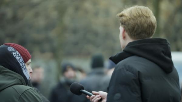 Bild 1 von 11: Konfrontation statt Wegschauen, ohne Sicherheitsabstand: Marcant konfrontiert einen Mann mit \