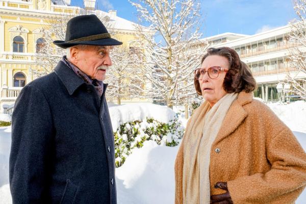 Bild 1 von 27: Im Bild:  Bernd Birkhahn (Fritz Schwenk), Hertha Schell (Emmi Swirsky).