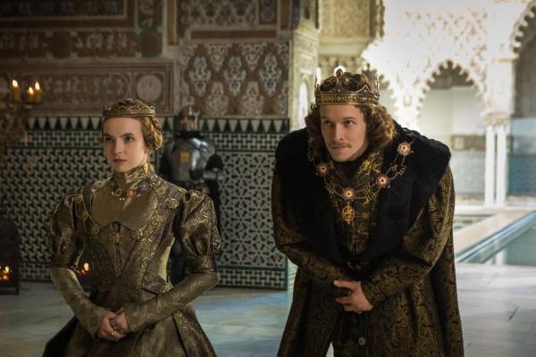 Bild 1 von 5: Elizabeth von York (Jodie Comer, l.); Henry VII. (Jacob Collins-Levy, r.)
