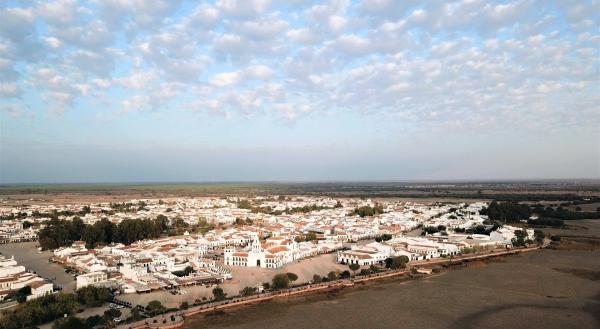 Bild 1 von 5: Am Rande des Nationalparks Donana liegt das Dörfchen El Rocio. Einmal im Jahr Ziel von Pilgern aus ganz Südspanien.
