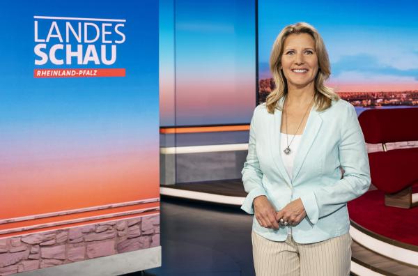 Bild 1 von 2: SWR Moderatorin Patricia Küll