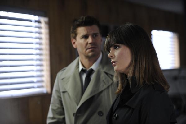 Bild 1 von 12: Booth (David Boreanaz, l.); Brennan (Emily Deschanel, r.)