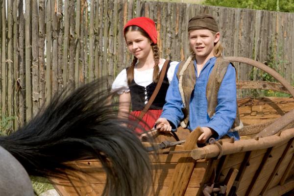 Bild 1 von 10: Rotkäppchen (Kathleen Frontzek) hat einen richtig guten Kumpel gefunden, Konrad (Max von der Groeben), der sie von ihrem Kummer ablenkt.