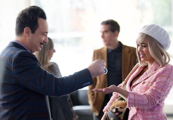 Bild 1 von 6: Max Mitchell (Vanessa Morgan, r.)